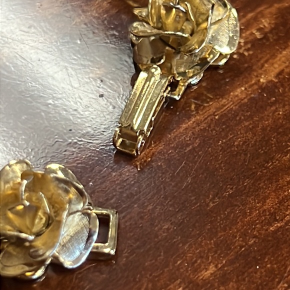 BEAUTIFUL ROSE BLOOMS GOLD BRACELET - Picture 5 of 10